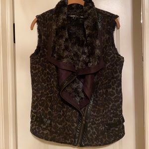 Gorgeous Miss Me fleece mixed media leopard vest. Medium